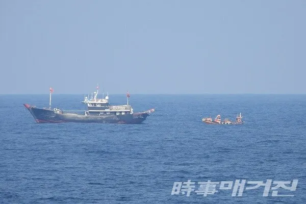 목포해경이 제한조건 위반한 중국어선에 접근하고 있다/사진=목포해양경찰서 제공