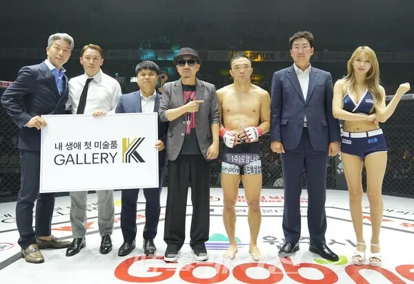 왼쪽부터 갤러리K 김정필 의장, 로드FC 정문홍 회장, 유오현 원주시의원, 로드FC 박상민 부대표, 김수철, 원강수 원주 시장, 로드걸 임지우