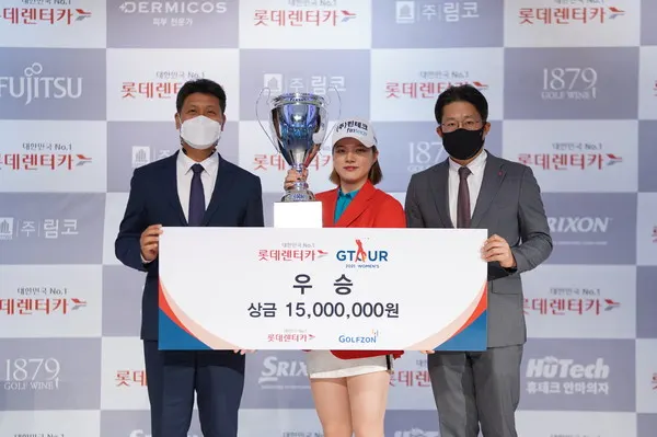 지난 5일(토) 대전 골프존 조이마루 전용 경기장에서 열린 ‘2021시즌 롯데렌터카 GTOUR 여자대회 3차' 결선 시상식에서 (왼쪽부터) 골프존 박강수 대표이사, 우승자 한지민, 롯데렌터카 최근영 상무가 기념 촬영을 하고 있다.