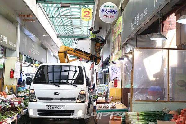 한국전력은 민족 고유의 명절인 설날을 맞아, 전국 1,450여 전통시장에 다양하고 실질적인 혜택을 제공하기 위한 전방위 맞춤형 지원을 시행한다.(사진_한국전력)