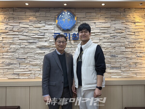 윤웅석 국기원장과 함께 기념촬영을 하고 있는 김동영 코치 (사진_본인 제공)