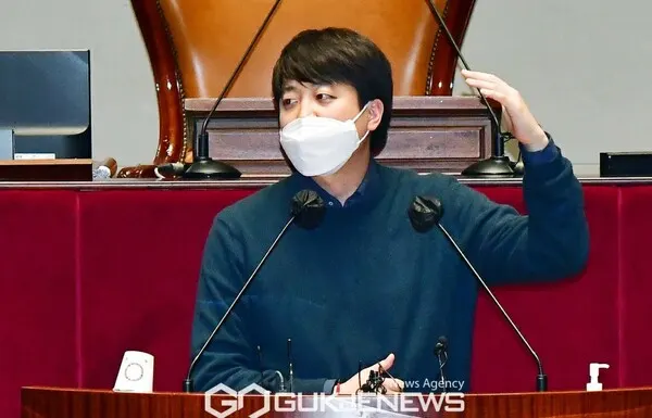 이준석 국민의힘 대표가 6일 오후 서울 여의도 국회에서 열린 의원총회에서 발언하고 있다.(사진_국제뉴스)