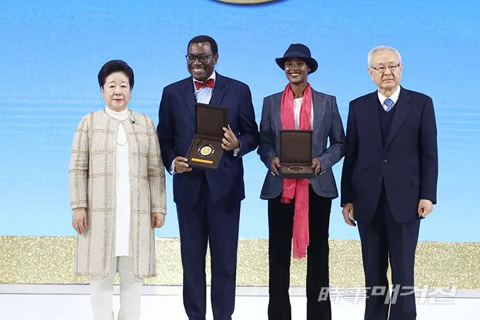 한학자(세계평화통일가정연합 총재)가 9일 서울 송파구 롯데호텔월드에서 열린 제3회 선학평화상 시상식에서 수상자 등과 함께 기념촬영을 하고 있다. 왼쪽부터 한학자(세계평화통일가정연합 총재), 아킨우미 아데시나(아프리카개발은행 총재), 와리스 디리(할례 철폐 인권운동가), 홍일식(선학평화상위원회 위원장) / 시사매거진 = 김형석 문화전문 사진기자