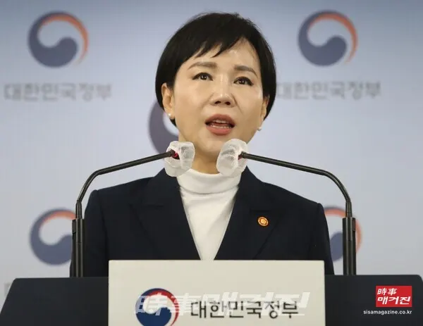 전현희 국민권익위원장이 지난 1월 26일 오전 서울 종로구 정부서울청사에서 2022년도 공공기관 종합청렴도 평가 결과 브리핑을 하고 있다. 이날 전현희 위원장은 공직유관단체가 85.7점으로 가장 높았고, 기초자치단체(76.6점), 국공립대학(75.2점), 공공의료기관(75.9점)으로 다소 미흡한 것으로 나타났다고 밝혔다. (사진_뉴시스)