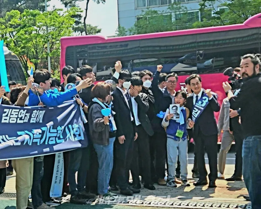 민주당 대선후보 경선 합동연설회장에서 지지자들에게 둘러싸인 김동연 후보(사진_김동연 후보 캠프)