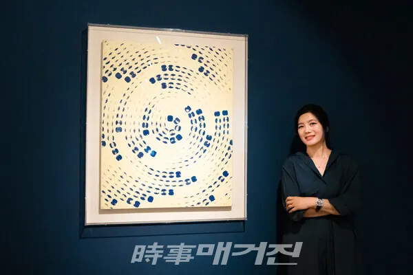누보 송정희 대표가 이우환 작품 '점으로부터(1980)' 앞에서 포즈를 취하고 있다.(사진_누보)