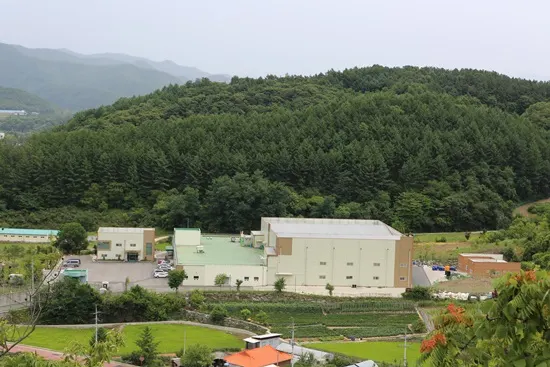 ▲ 연천군을 대표하는 지역기업 (주)새롬코스메틱은 대지 4000평에 건평 2000평 규모의 두발류 화장품 업체 최초로 GMP 인증을 받은 최신식 제조 생산 설비시설을 갖추며 샴푸, 펌제 및 왁스 등 각종 헤어화장품과 스킨, 로션 등 기초화장품 및 바디용 화장품을 생산하여 국내 판매 및 미국, 중국 등 해외에 수출하고 있다.