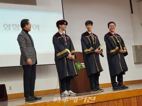 박철언 (사)대구경북발전포럼 이사장이 지난 20일 제101회 경북고 졸업식에 참석해 장학금을 수여한 한 후 학생들을 축하해 주고 있다.(사진_대구경북발전포럼)