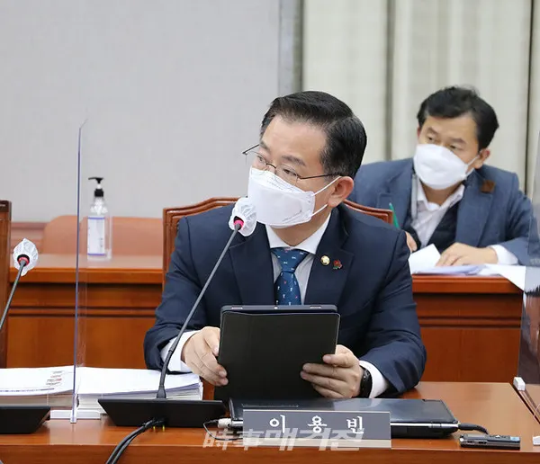 더불어민주당 이용빈 국회의원(광주 광산구갑)은 “백신을 정쟁도구로 삼아서는 안된다”며 “지금은 코로나와 전쟁 기간인데 내부총질을 해서는 안 되며 전쟁을 승리로 이끌기 위해서는 모든 과학기술을 동원해야 한다”고 말했다.사진은 더불어민주당 이용빈 국회의원(광주 광산구갑)의 운영위 업무보고 질의 모습이다.(사진_이용빈 국회의원 의원실)