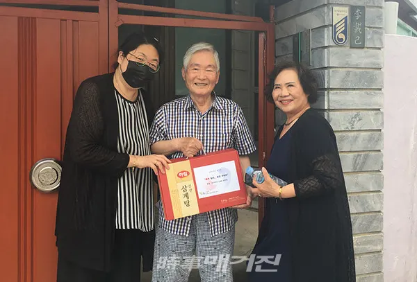 광주광역시 광산구는 “신흥동 지사협(위원장 장경옥)에서 “10일 호국보훈의 달을 맞아 국가유공자 기림 행사를 열고, ㈜가나다에서 후원한 축산물 등이 든 건강 꾸러미와 지역아동센터 아이들이 쓴 감사의 편지를 국가유공자 18명에게 전달했다”고 11일 밝혔다.(사진_광주광역시 광산구청)