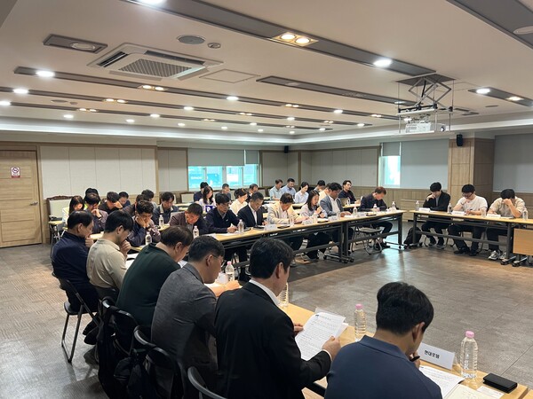 26일 해양수산부와 부산항만공사 관계자들이 부산항 신선대감만터미널에서 열린 ‘항만 무탄소화 전환 지원사업’ 사용자 간담회에 참석해 국내 최초 국산 전기 야드트랙터 운영 성과와 친환경 항만 전환 방안을 논의하고 있다. (사진_부산항만공사)