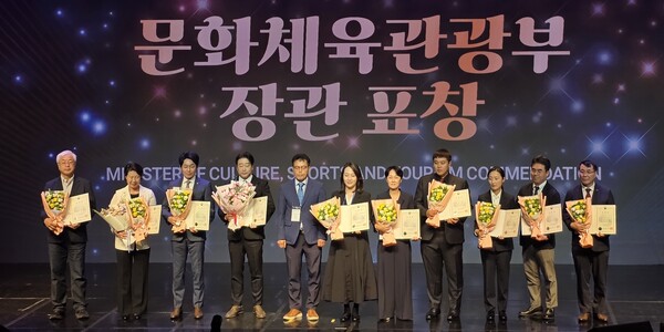 문화체육관광부 장관 표창 수상자들이 4일 태권도원에서 열린 ‘2026년 태권도의 날 기념식’에서 기념 촬영하고 있다. (사진_태권도진흥재단)