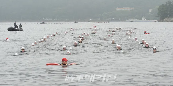 해군사관학교는 “해군사관생도들의 전투수영훈련 기간 중 7월 23일 해상 원영(遠泳)훈련을 실시했다”고 밝혔다.사진은 해군사관생도들(1급반 흰색 수영모)이 해사 앞바다의 섬 서도까지 5km의 바닷길을 맨몸으로 수영하는 원영훈련을 실시하고 있는 모습이다.(사진_해군사관학교)