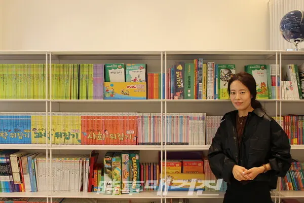 레이첼 민선은 유명 저서의 베스트셀러 작가들(최태성 선생, 정재승 박사, 최재천 교 수, 천근아 교수 등)과의 라이브 방송을 통해 팔로워들과 긴밀하게 소통하고 있다.