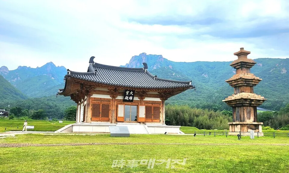 월출산을 병풍처럼 두른 강진 월남사터.(사진_조용우 칼럼니스트)