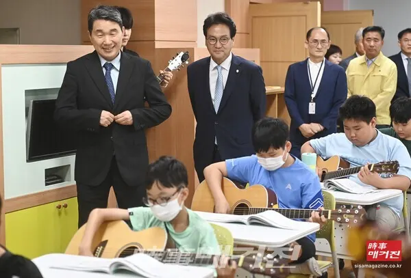 이주호 사회부총리 겸 교육부 장관이 6월 14일 경기도 오산시 원동초등학교를 방문해 체육, 예술활동 중 통기타 교육을 참관하고 있다.(사진_뉴시스)