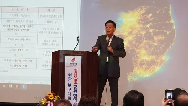 권문용 전 강남구청장이 "강남이 자유한국당 변화에 앞장서자"고 발언하고 있다.