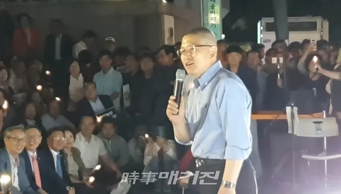 세종문화회관 계단에 모인 자유한국당 당원들을 상대로 연설하는 황교안 대표