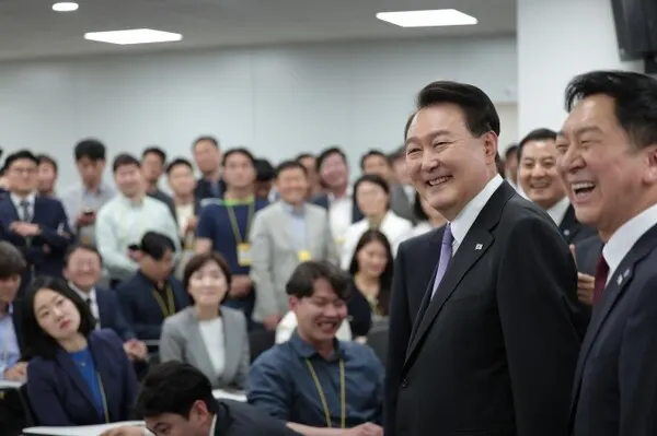 윤석열 대통령이 취임 1주년을 맞은 10일 서울 용산 대통령실 청사 내 기자실을 여당 지도부와 함께 방문하고 있다.(사진_대통령실)