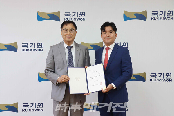 세계태권도한마당의 한마당장인 윤웅석 국기원장이 한혜진 한마당 조직위원장 직무대행 겸 사무총장에게 위촉장을 수여하고 기념촬영을 하고 있다.(사진_국기원)