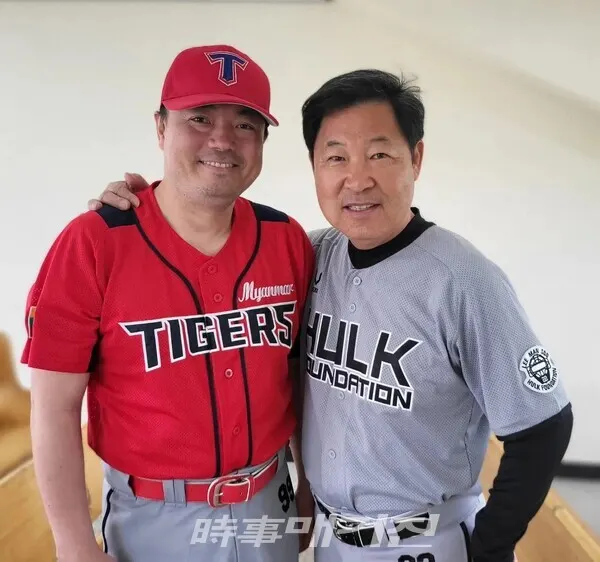 이만수 이사장이 장용석 씨와 함께 기념 사진을 촬영하고 있다.(사진_헐크파운데이션)