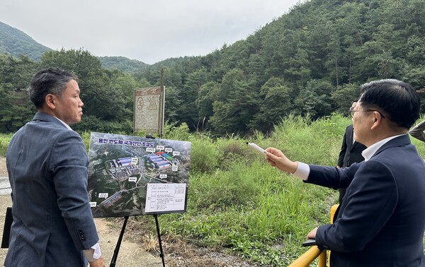 권명호 한국동서발전 사장이 '용인 반도체 클러스터 복합화력 발전소' 건설 예정부지에 방문해 계통, 시설 등 추진현황을 점검하고 있다.(사진_동서발전)