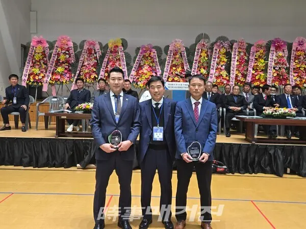공로패를 수여한  양재한 나주시 전무,  노용주 나주시 태권도협회장,  김원호 금계태권도 관장(좌로부터)이 기념촬영을 하고 있다. (사진_조두상 기자)