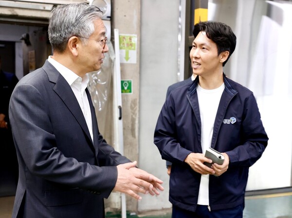 김종호 기보 이사장(왼쪽)이 (주)예림임업을 방문해 제조시설을 둘러보고 있다.(사진_기보)