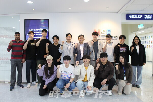 과학적 꿈을 이룰 수 있는 인재들을 양성하고 새로운 원천기술들을 신산업으로 발전시켜 우리의 미래를 밝히고 있는 김 교수와 그의 제자들.
