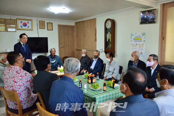 나주 남평에 위치한 남극당 경로당을 방문한 윤병태 나주시장(사진_손정빈기자)