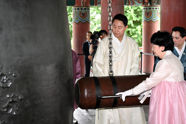 15일 오세훈 서울시장이 보신각에서 열린 광복 81주년 기념 타종식에서 타종하고 있다.(사진_서울시)