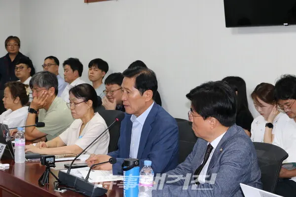 이학영 국회부의장이 ‘아리셀 중대재해 참사의 원인과 재발 방지 대책 긴급토론회’ 현장에서 인사말을 하고 있다.(사진_한영두 기자)