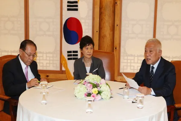 박근혜 대통령과 황우여 새누리당 대표가 16일 오후 국회 사랑재에서 김한길 민주당 대표의 현 정부에 대한 민주당 측 입장을 경청하고 있다.