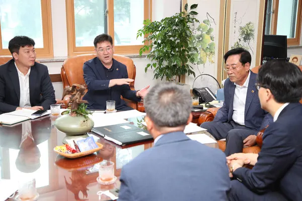 좌남수 제주도의회의장이 11일 오전 국토교통부 김상도 항공정책실장과 김태병 공항항정책관 등 관계자들과 면담을 가졌다.