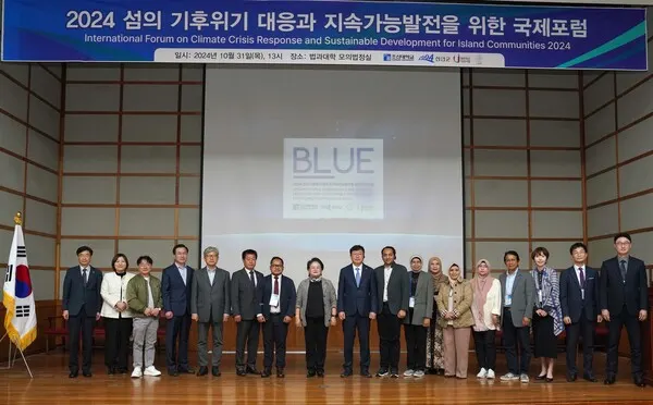 Speakers and organizers attending the forum (Photo_Chosun University)