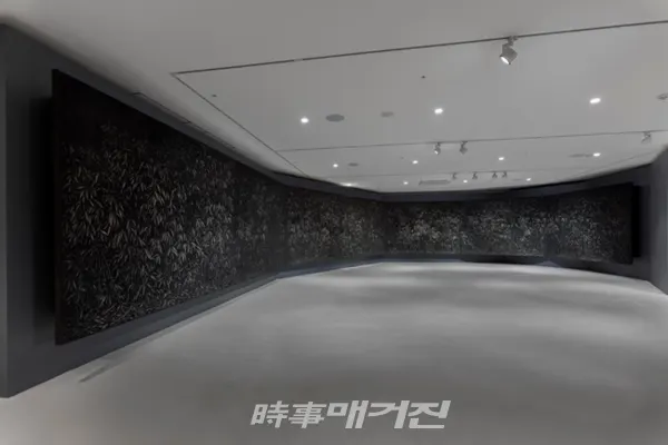 달빛녹취록 Transcript of the Moonlit Vol.1 194x1813cm, Charcoal on Canvas, 2020-2021 (이미지제공_시그니처 키친 스위트 청담쇼룸 아틀리에)