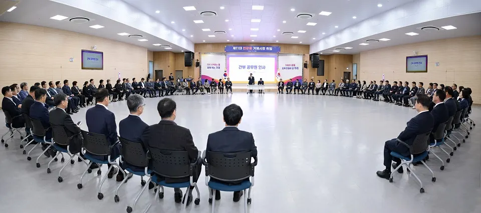 3일 오전 변광용 제11대 거제시장이 거제시청 브리핑룸에서 간부공무원들과 인사를 나누며 공식 업무를 시작하고 있다.(사진_거제시)