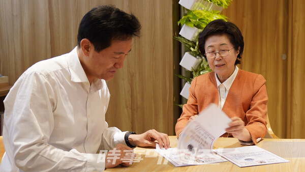 (사진 = 이은재 예비후보는 서울시청을 방문하여 강남구의 최대 현안인 재건축 추진, 종합부동산세 폐지, 세텍부지에 행정문화 복합타운 건설 등에 대해 오세훈 시장과 논의)