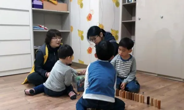 ▲ 지난 11일 여수시 공무원 봉사단체 ‘심봉사단’이 연등동 삼혜원을 찾아 봉사활동을 펼치고 후원품을 전달하고 있다.