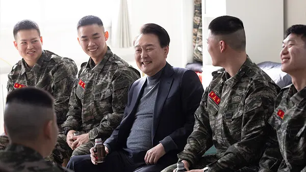 윤석열 대통령이 설 명절인 10일 경기 김포시 해병 청룡부대(2사단)를 방문해 생활관에서 장병들과 대화를 나누고 있다.(사진_대통령실)