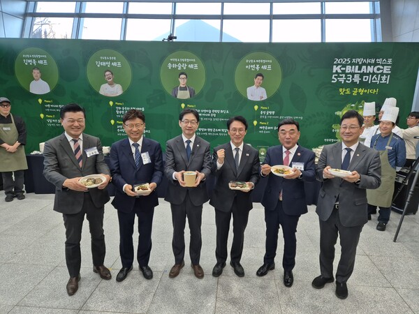 관람객들의 큰 호응을 받은 팔도미식관에 신용한 부위원장, 이선호 대통령실 자치발전비서관, 김경수위원장, 김민석 국무총리, 김두겸시장, 김태선의원도 함께 했다. (사진_민주당)