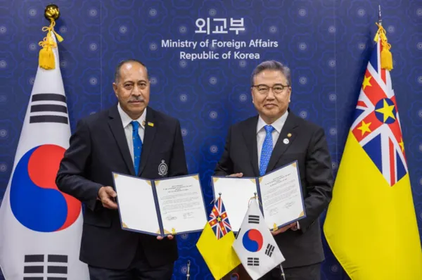 박진 외교부장관과 달튼 타겔라기 니우에 총리가 2023년 5월 29일 오전 서울 종로구 외교부 청사에서 양국 간 수교와 관련한 문서에 서명한 후 악수하고 있다.(사진_외교부)