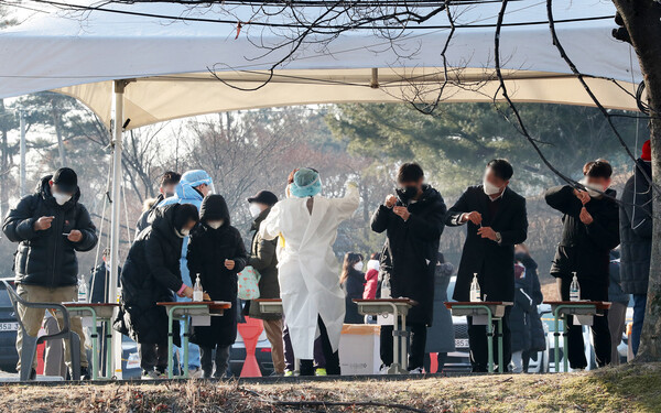 코로나 확진자, 오미크론 확산세 검사하는 시민들 (시사매거진DB)