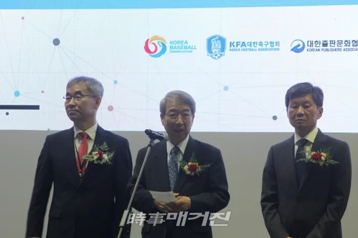 정운찬 KBO 총재(가운데)가 19일 서울 강남구 코엑스에서 열린 '2019 서울국제도서전' 개막식에서 축사를 하고 있다.(사진_시사매거진)