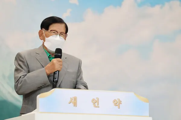 신천지예수교회가_지난 23일_유튜브를_통해_온라인_세미나를_개최하고_신구약의_예언과_성취에_대해_이만희_총회장이_강의하고 있다.(사진제공:신천지)