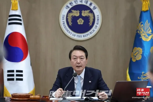 윤석열 대통령이 지난달 29일 서울 용산 대통령실 청사에서 열린 국무회의를 주재하고 있다. 윤 대통령은 이날 “제 임기 중에 노사 법치주의를 확고하게 세울 것이며, 불법과는 절대 타협하지 않을 것”이라며 “불법행위 책임은 끝까지 엄정하게 물을 것”이라고 했다. 이어 “법과 원칙을 바로 세우고 불법 파업의 악순환을 끊어 국민들의 부담을 막고자 하는 만큼 국민들께서 많은 불편과 고통을 받게 되실 것이지만, 이를 감내해 주시기를 간절히 부탁드린다”고 말했다.(사진_뉴시스)