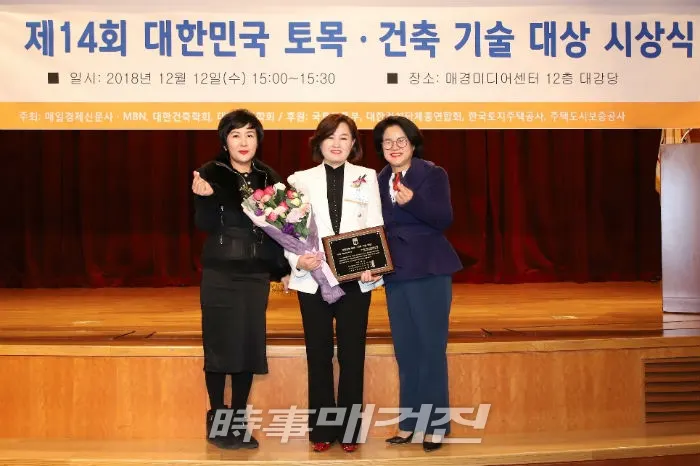김동신 다우케이아이디 대표(가운데)가 수상을 한 이후 기념촬영을 하고 있다 <사진제공=다우케이아이디>
