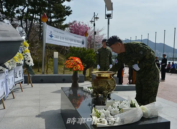 해군 특수전전단은 30일(월) 경남 창원시 진해루해변공원 한주호 동상 앞에서 제10주기 故 한주호 준위 추모식을 거행했다.사진은 해군 특수전전단전단장이 30일(월)고 한주호 준위 동상 앞에 분향 후 참배하고 있다.(사진_해군 특수전전단)