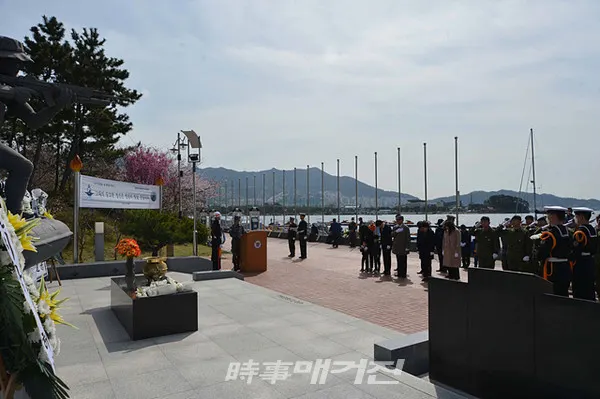 해군 특수전전단은 30일(월) 경남 창원시 진해루해변공원 한주호 동상 앞에서 제10주기 故 한주호 준위 추모식을 거행했다.사진은 해군 특수전전단이 30일(월) 유가족과 함께 진해해변공원 한주호 동상 앞에서 제10주기 추모식을 거행하고 있다.(사진_해군 특수전전단)