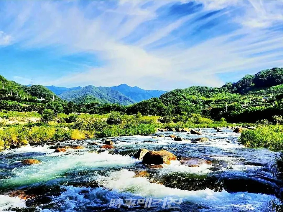 지리산 천왕봉이 바라보이는 산청군 시천면 하신마을 앞 시천천 전경.(사진_조연묵 기자)